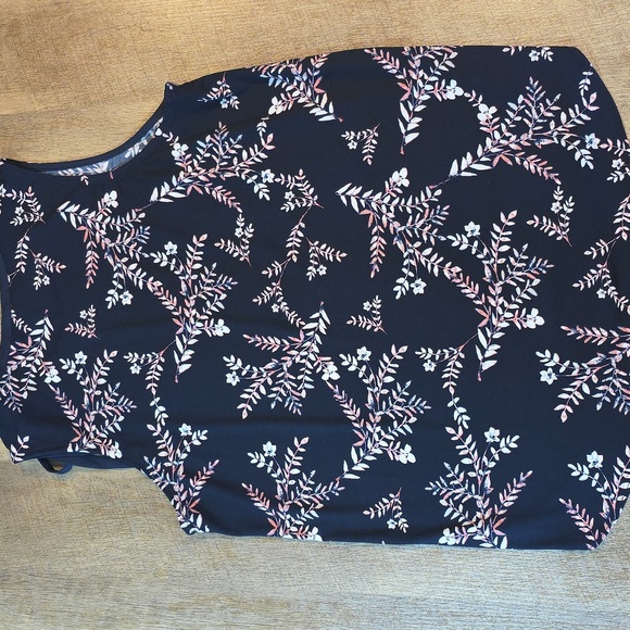 Banana Republic Navy and Pink Floral Blouse. Size M - Picture 5 of 5